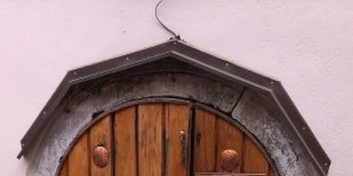 Romantické posedenie pri víne s občerstvením vo vinotéke pod hradom pre 2 osoby