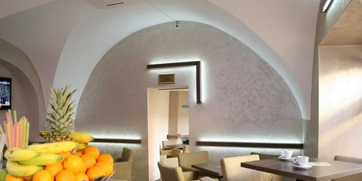 Sladká Marlenka s kávou v centre mesta v štýlovej kaviarni Alcafe