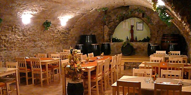 Romantické posedenie pri víne s občerstvením vo vinotéke pod hradom pre 2 osoby