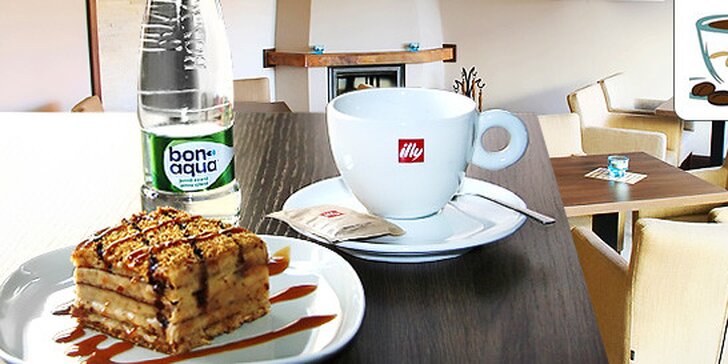 Sladká Marlenka s kávou v centre mesta v štýlovej kaviarni Alcafe