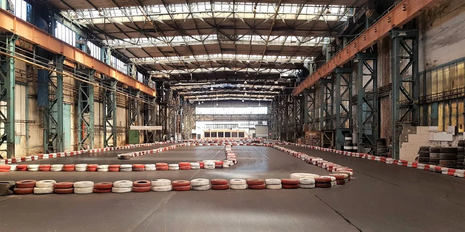 Poukážka na motokáry: vstupenka do sveta adrenalínu