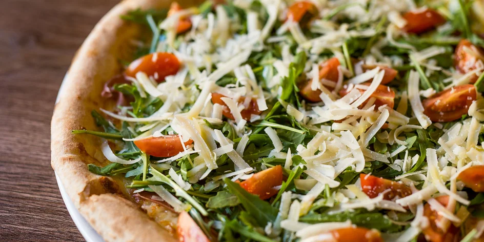 Talianska pizza pečená na dreve v pizzerii Originale