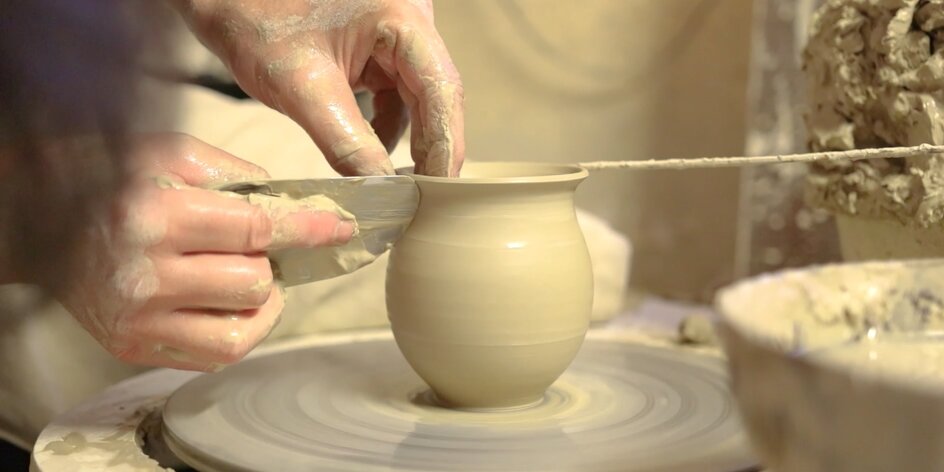 Cesta k tradíciám: Objavte krehké čaro výroby pravej slovenskej keramiky