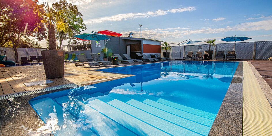 Obľúbené Slnečné jazerá: moderný hotel, vonkajšie bazény, family zóna aj wellness či vstup do aquaparku