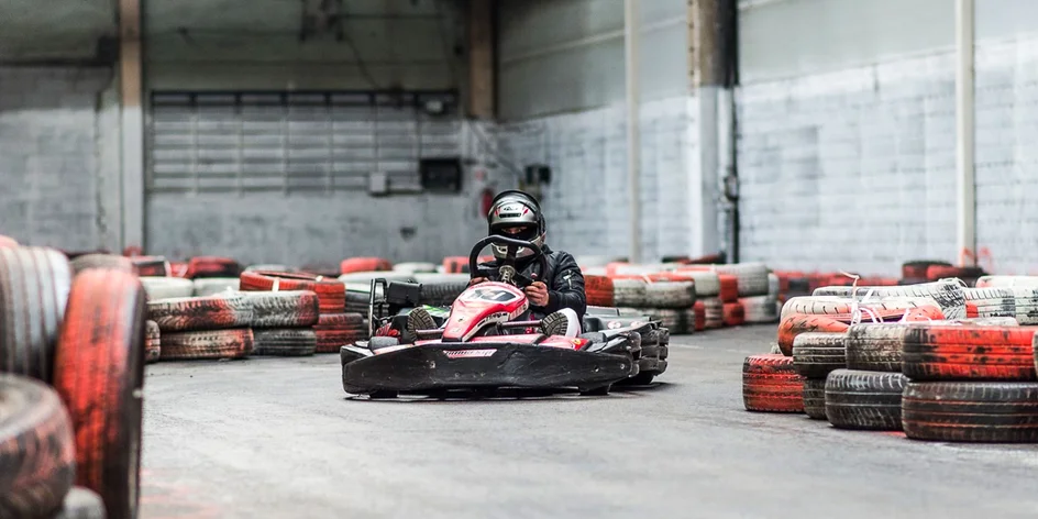Adrenalínová jazda na motokárach vo Veľkom Šariši