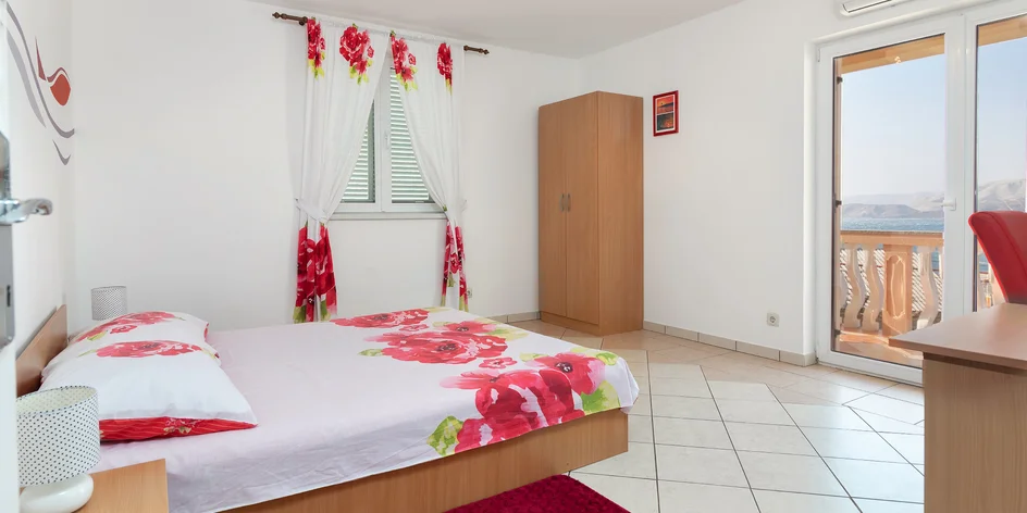 Chorvátsko: apartmány s bazénom, na pláž 400 m