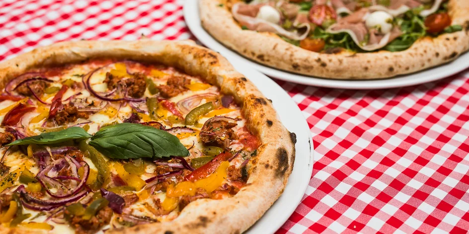 Talianska pizza pečená na dreve v pizzerii Originale