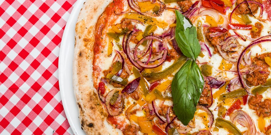 Talianska pizza pečená na dreve v pizzerii Originale