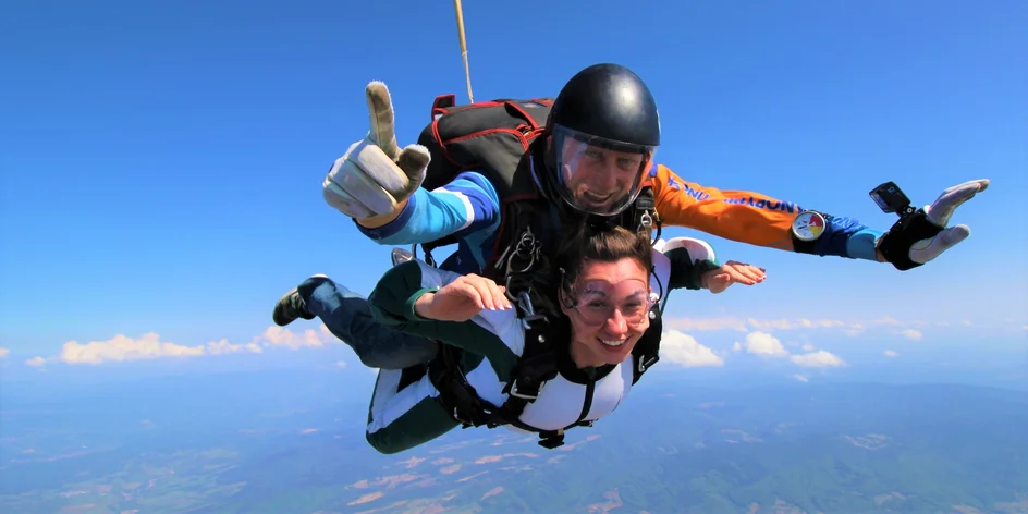 Tandemový zoskok z výšky 3000 m alebo sólo zoskok padákom z výšky 1200 m