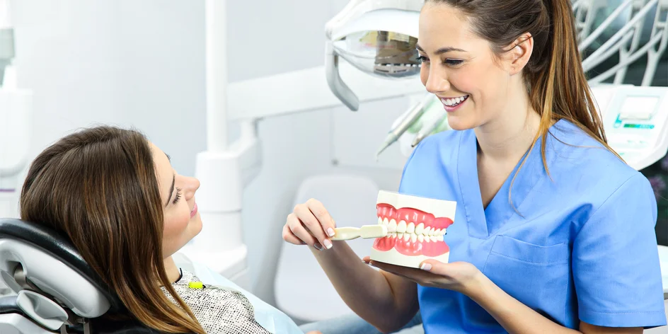 Dôkladná dentálna hygiena s bielením v Gekam-dental
