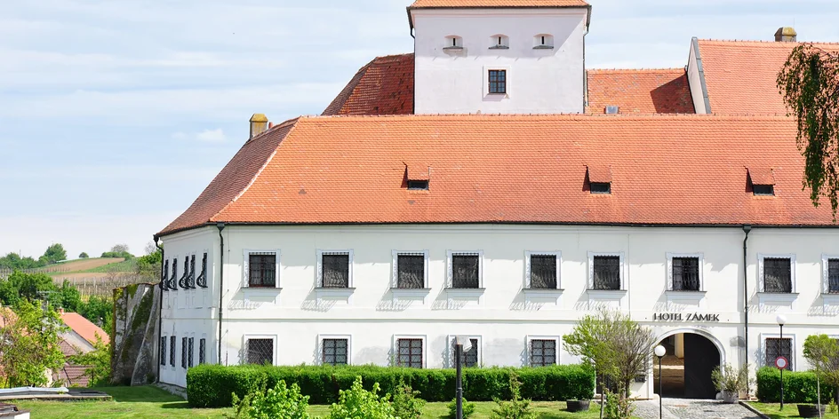 Pobyt v kráľovstve vína: moravský zámok Čejkovice s polpenziou aj prehliadkou