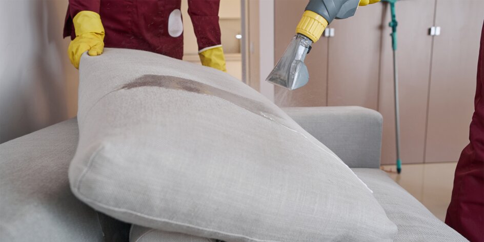 Tepovanie kobercov či sedačiek alebo umývanie okien v domácnosti