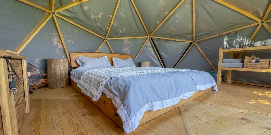 Jedinečný glamp na Zemplíne: romantika v prírode s kúpaním v drevenej kadi