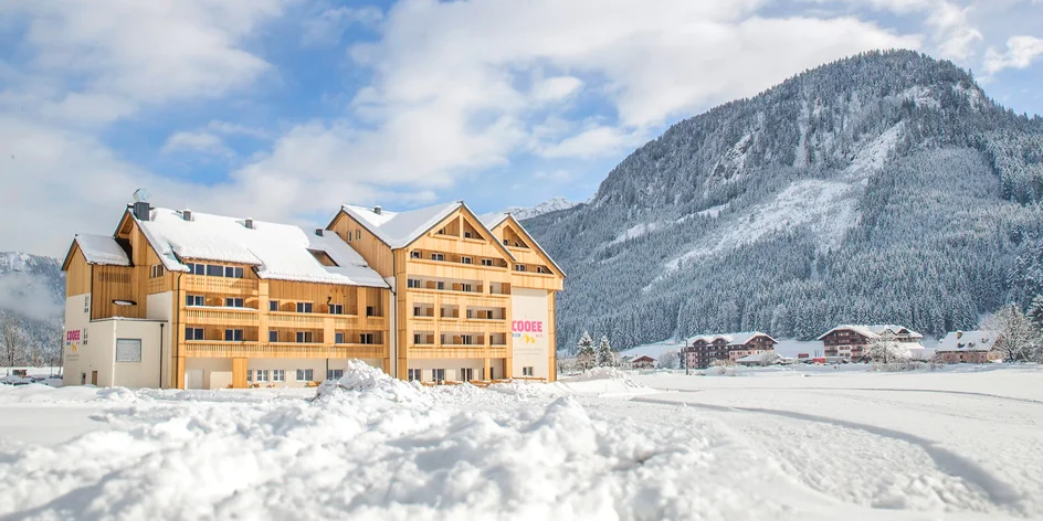Dachstein: moderný horský hotel s jedlom a saunami