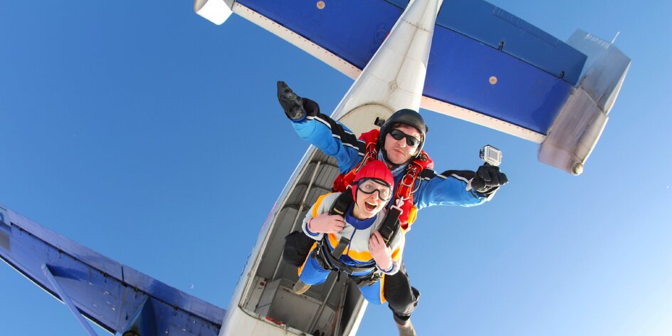 Adrenalín stúpa: Vyskúšali sme tandemový zoskok, paragliding či voľný pád vo veternom tuneli. Aké to bolo?