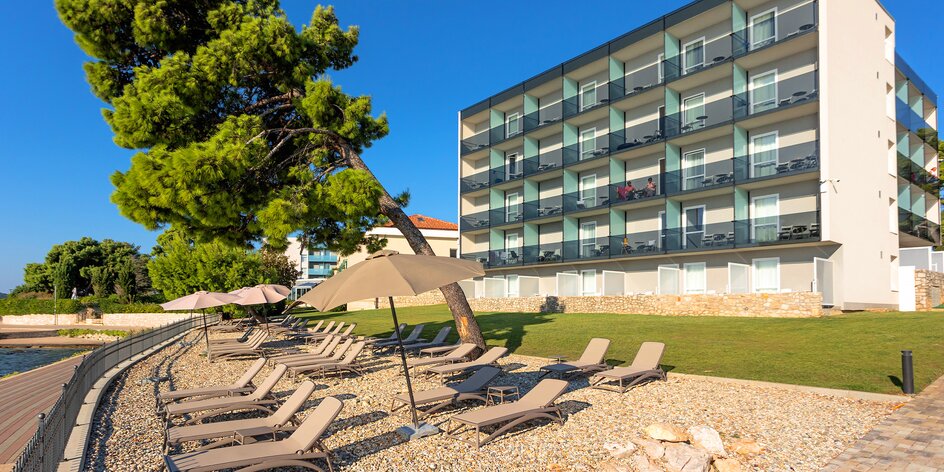 Hotel na pobreží Jadranu: bazén a plná penzia