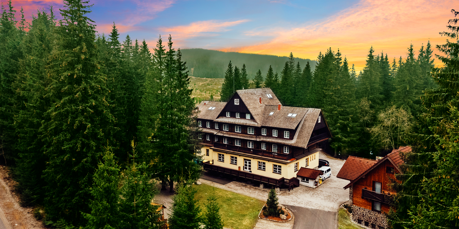 Horský hotel v strede lesa na brehu Vrbického plesa: wellness s výhľadom, strava aj dieťa zdarma
