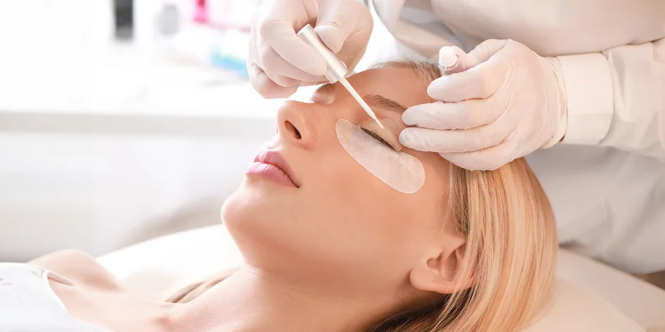 Lash Lift, laminácia či farbenie obočia hennou