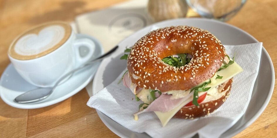 Raňajkové menu s nápojom: Croissant, bagel, ovsená kaša či vajíčka