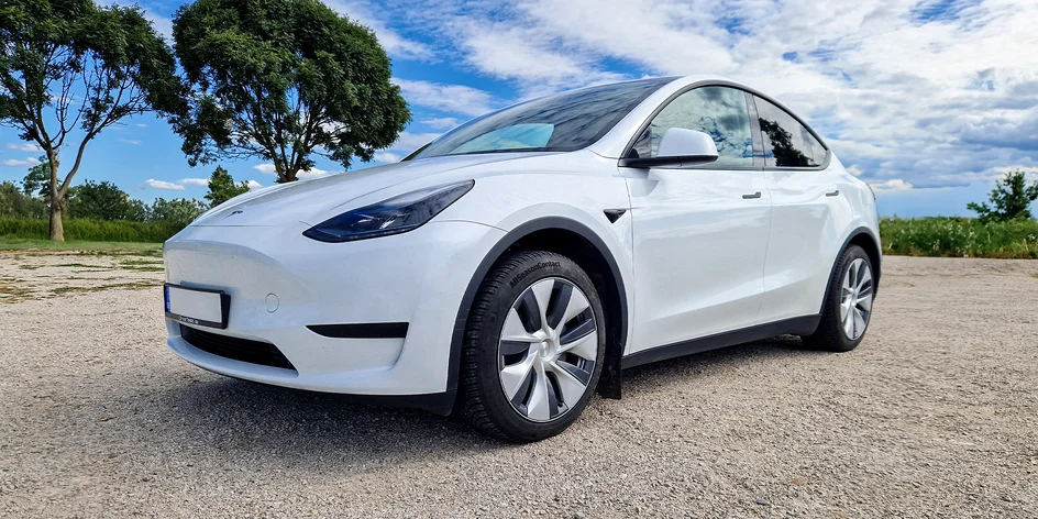 Zážitková jazda na vozidle TESLA MODEL Y s inštruktorom na 30 až 180 minút