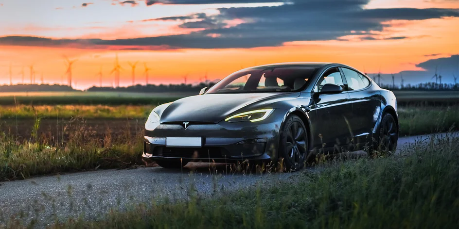 Zážitková jazda na vozidle TESLA MODEL S PLAID: 30 alebo 60 minút
