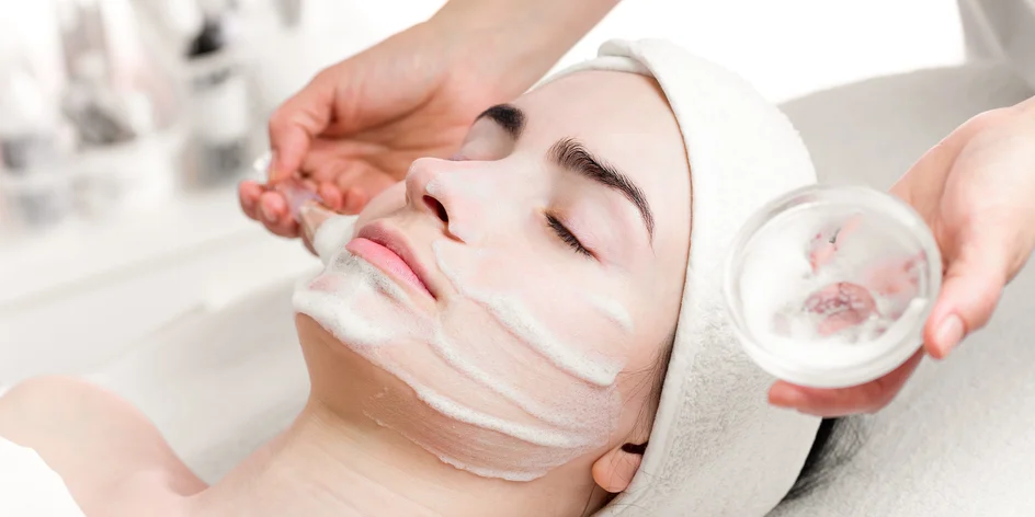 Hydratačné ošetrenie pleti alebo chemický peeling Medik8
