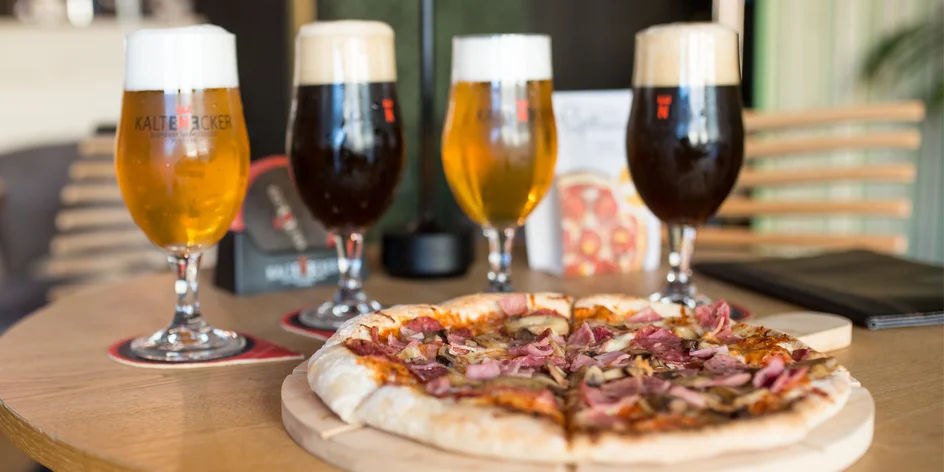 OakAcoustics coffee bar: Káva s koláčikom alebo pivo s pizzou