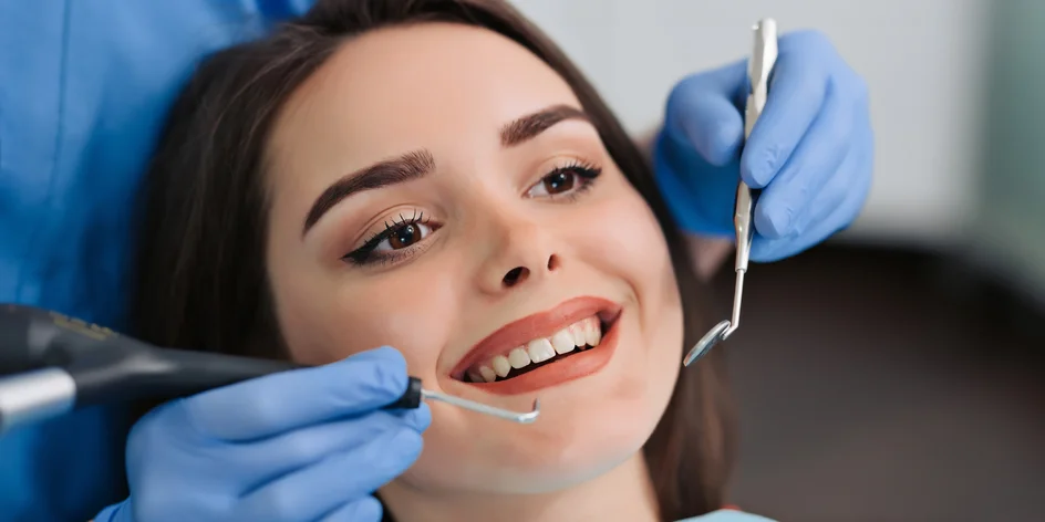 Dentálna hygiena alebo bielenie zubov lampou Beyond Polus Advanced