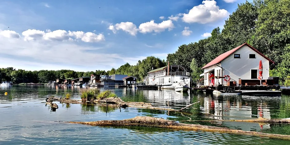 Zážitkový pobyt v hausbóte neďaleko Bratislavy