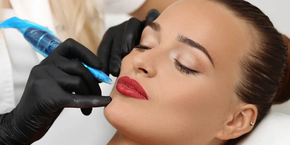 Permanentný make-up obočia alebo pier