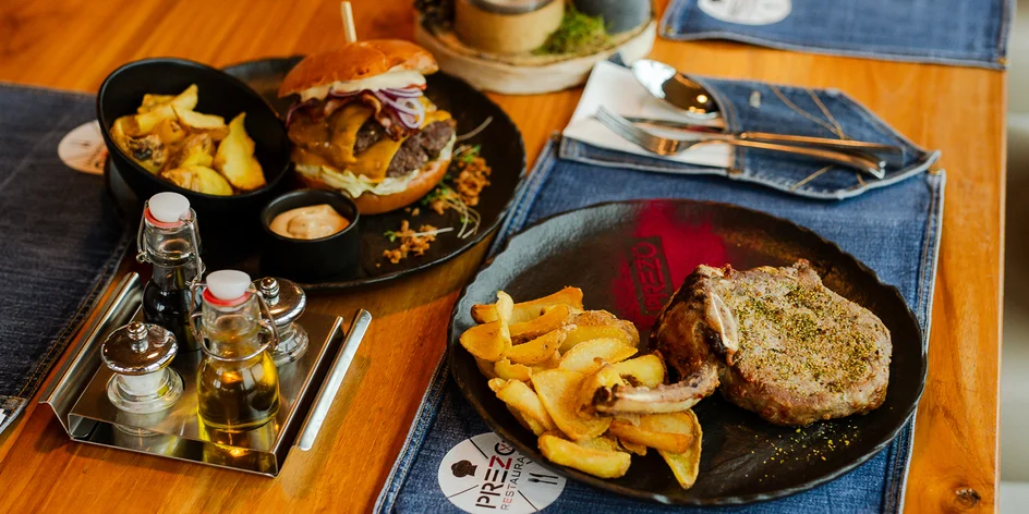 Smash burger alebo bravčový steak Tomahawk s hranolčekmi