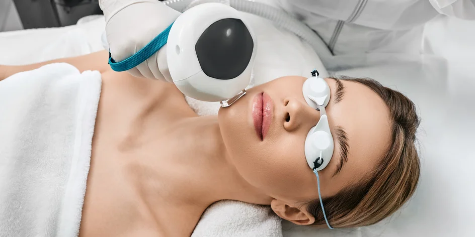Fotorejuvenizácia tváre IPL laserom: Zbavte sa škvŕn či jazvičiek