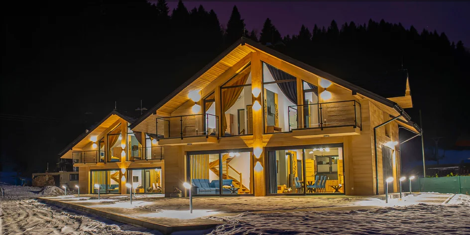 Štýlové horské chatky na brehu Dunajca