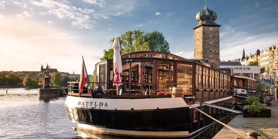 Luxusný botel na pražskej náplavke, možnosť raňajok