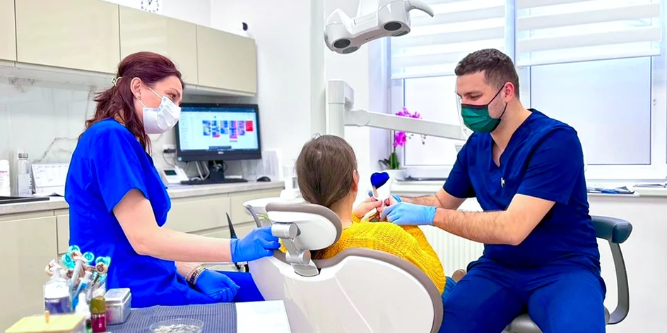 Dentálna hygiena s pieskovaním alebo profesionálne bielenie zubov