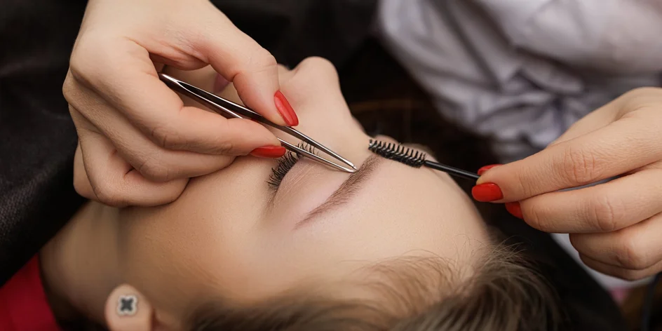 Dokonalé obočie a zvodné riasy pomocou lash lifting či laminácie