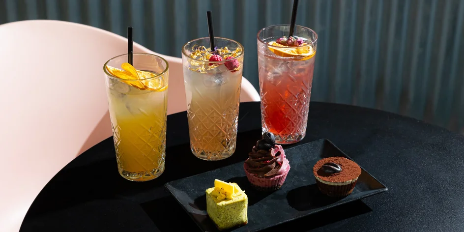 Zdravé a lahodné: Smoothie či limonáda s raw koláčikom