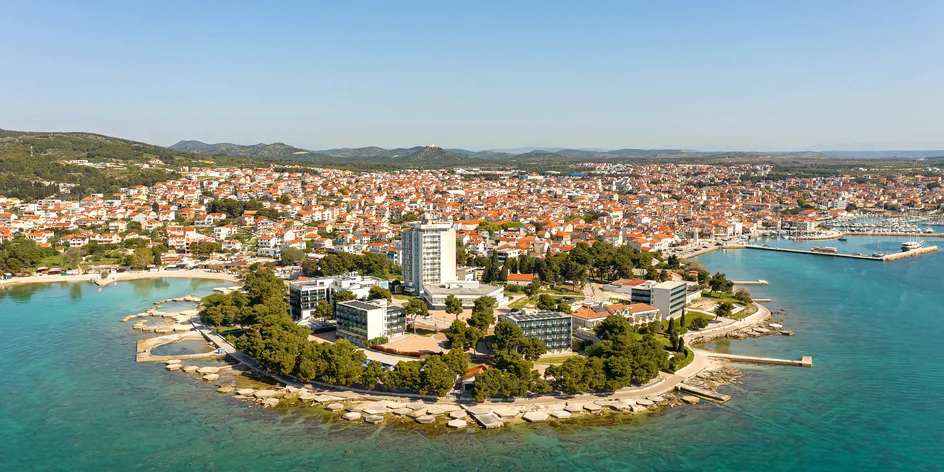 Dalmácia: 4* hotel priamo pri mori, jedlo aj bazén