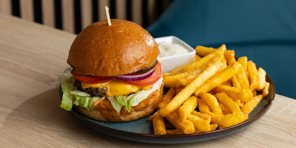 Sandwich alebo burger s hranolčekmi podľa vášho výberu