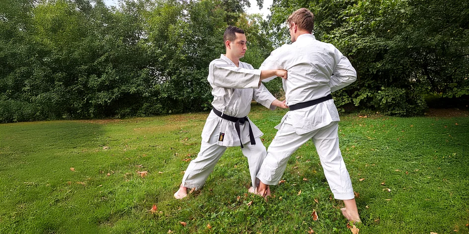 Tréning karate so skúseným inštruktorom