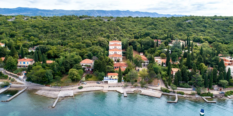 Leto na Krku: raňajky, polpenzia, pláž a deti zadarmo
