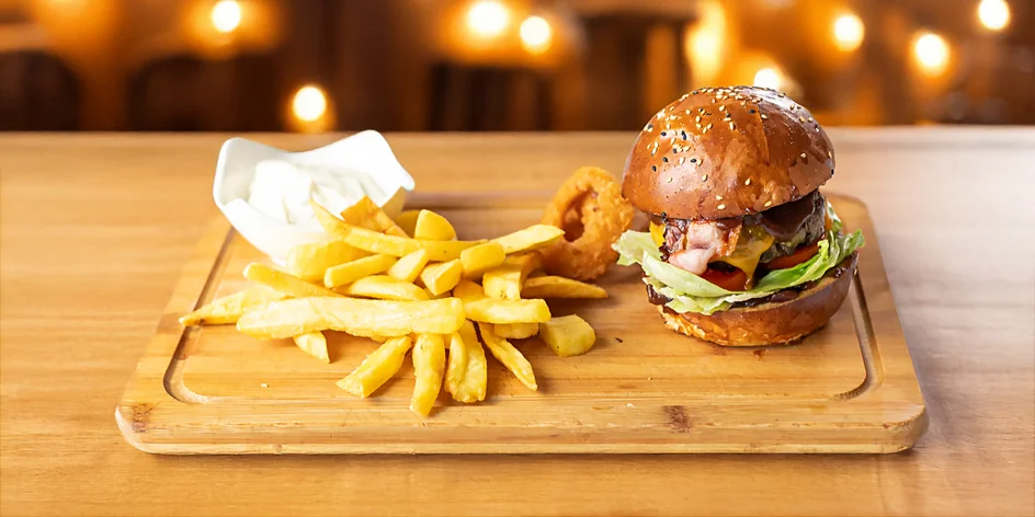 2x Burger menu s hranolkami a cibuľovými krúžkami
