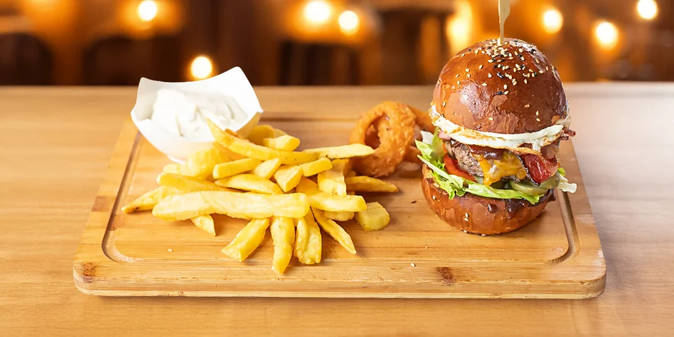 2x Burger menu s hranolčekmi a cibuľovými krúžkami