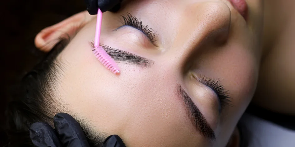 Úprava či laminácia obočia, permanentný make-up obočia alebo pier
