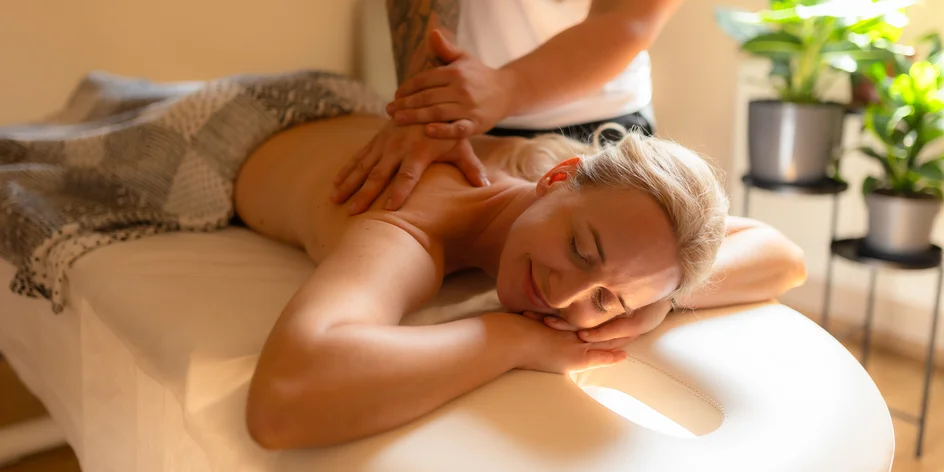 Klasická masáž chrbta a šije aj v kombinácii s bankovaním