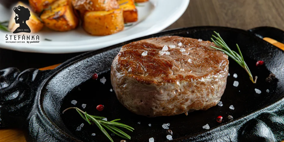 Hovädzí steak s koňakovou omáčkou a vývarom z kohúta