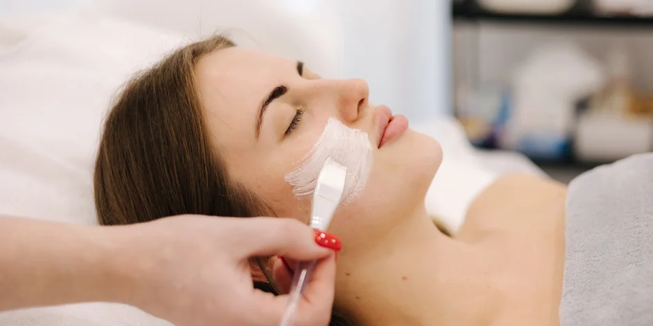 Microblading obočia, hĺbkové čistenie pleti či profesionálne líčenie