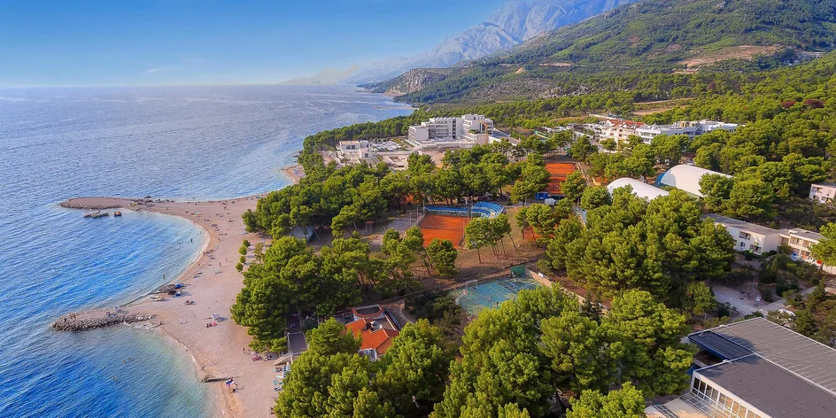 Makarská riviéra: 3* hotel s plnou penziou, 100 m od pláže, 3. osoba zdarma