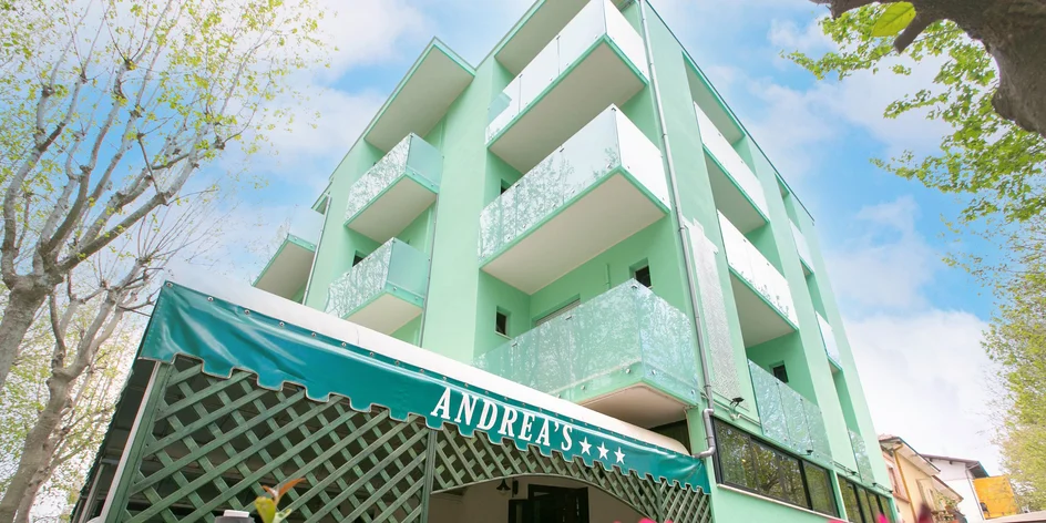Rimini: 3* hotel pri pláži, raňajky aj polpenzia