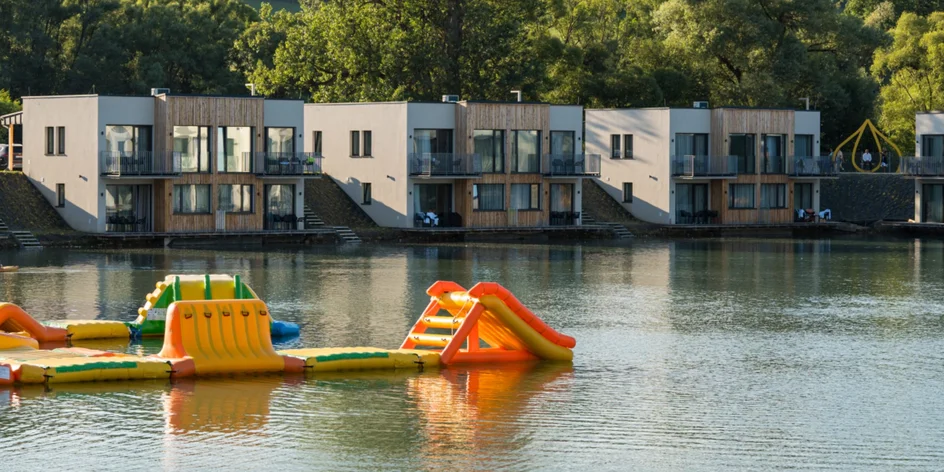 Apartmány pri jazere s polpenziou a wellness pre 2 až 4 osoby